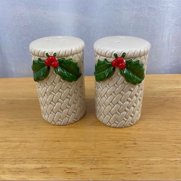 Otagiri Holiday Salt & Pepper Shakers Holly and Berry Vintage - Picture 1 of 7